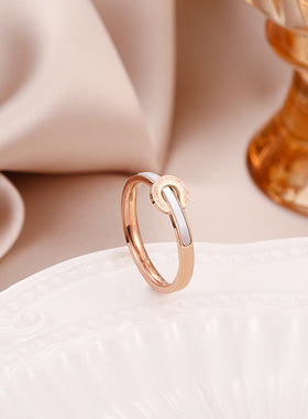 新款钛钢玫瑰金白贝壳字母戒指女
