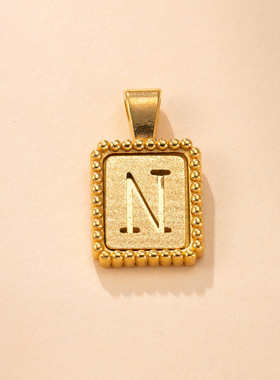 单吊坠波点字母镀金钛钢项链