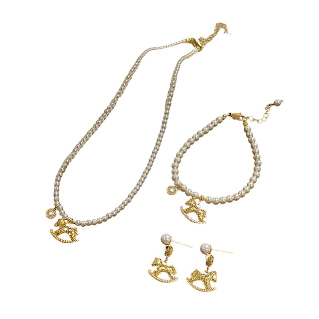 Crushed Ice Pony Pendant Coin Beads Necklace