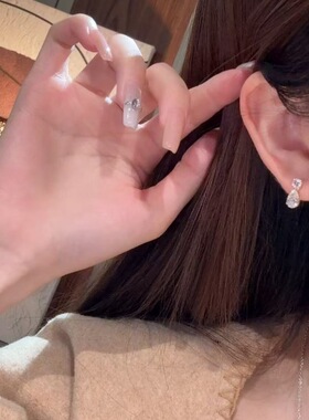 C罗同款水滴型莫桑钻925银耳钉