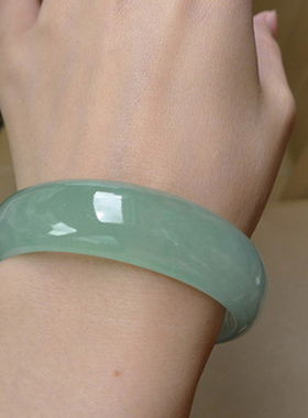 老坑冰种浅绿女款少女玉手镯