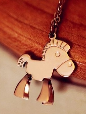 日韩ins生肖马太钢项链玫瑰金不掉色防过敏彩金木马锁骨链吊坠女