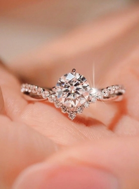 时尚简约为爱加冕莫桑钻戒指钻戒