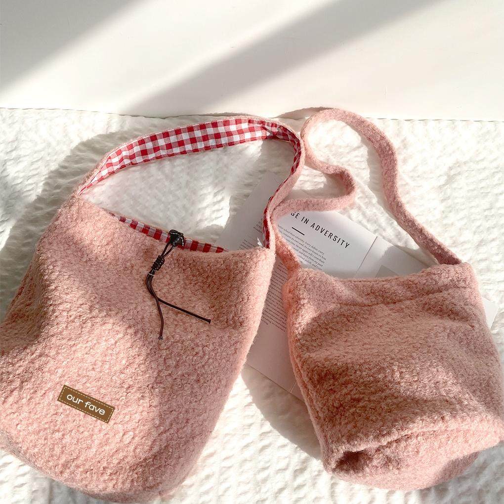 软绒绒单肩斜挎背包，巨巨巨好看冷红色秋冬水桶包可爱包设计感包,淘宝优惠券,粉丝福利购,淘宝优惠卷