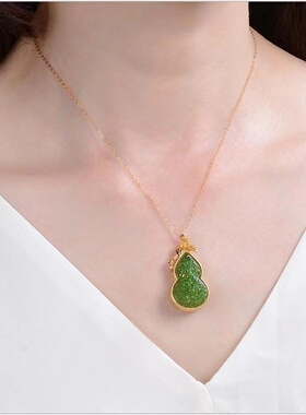 碧绿葫芦嘎乌盒吊坠银镀金镂空花