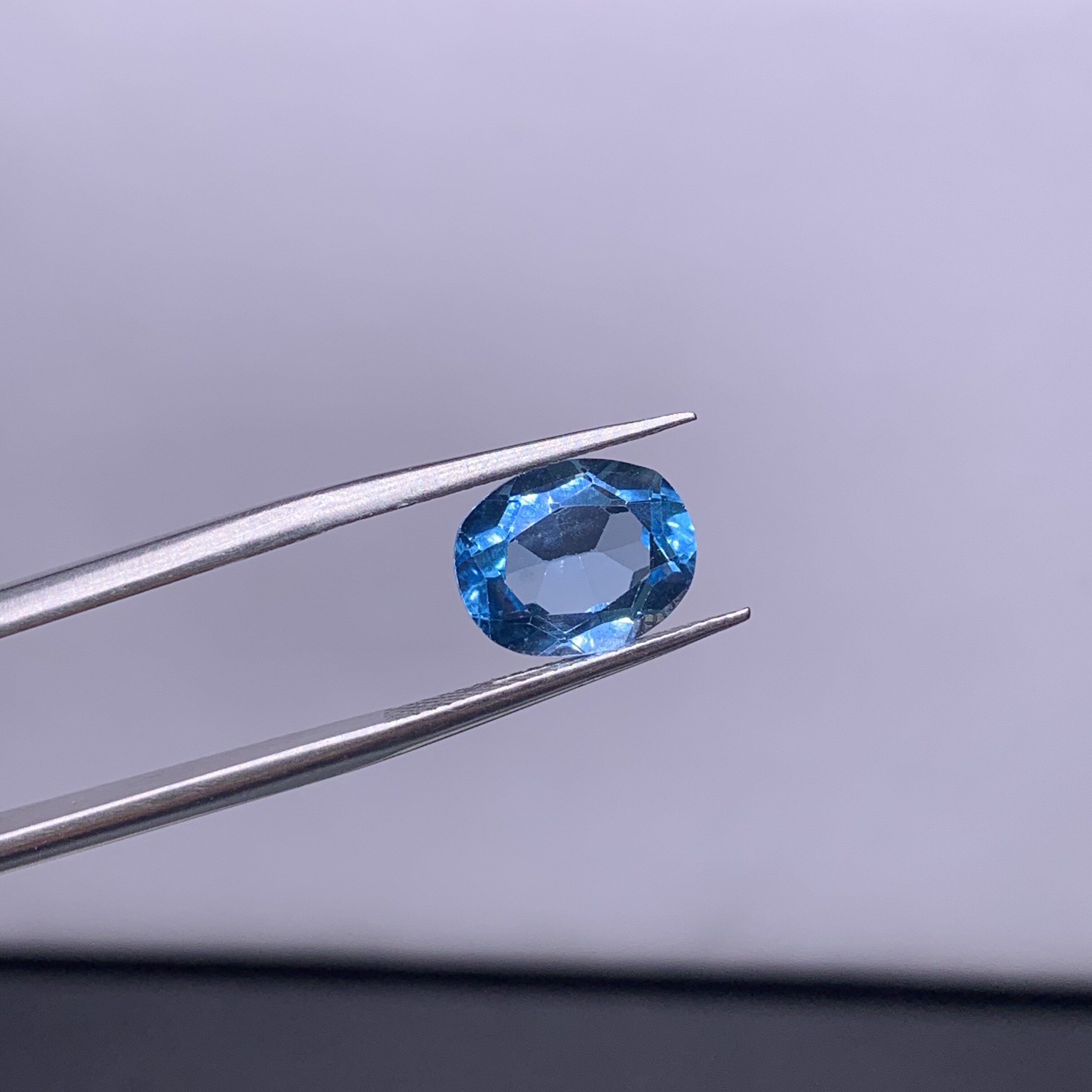 Natural high-quality Swiss blue topaz oval 8x10mm can be inlaid with 18k gold, silver rings, pendants, earrings, etc.