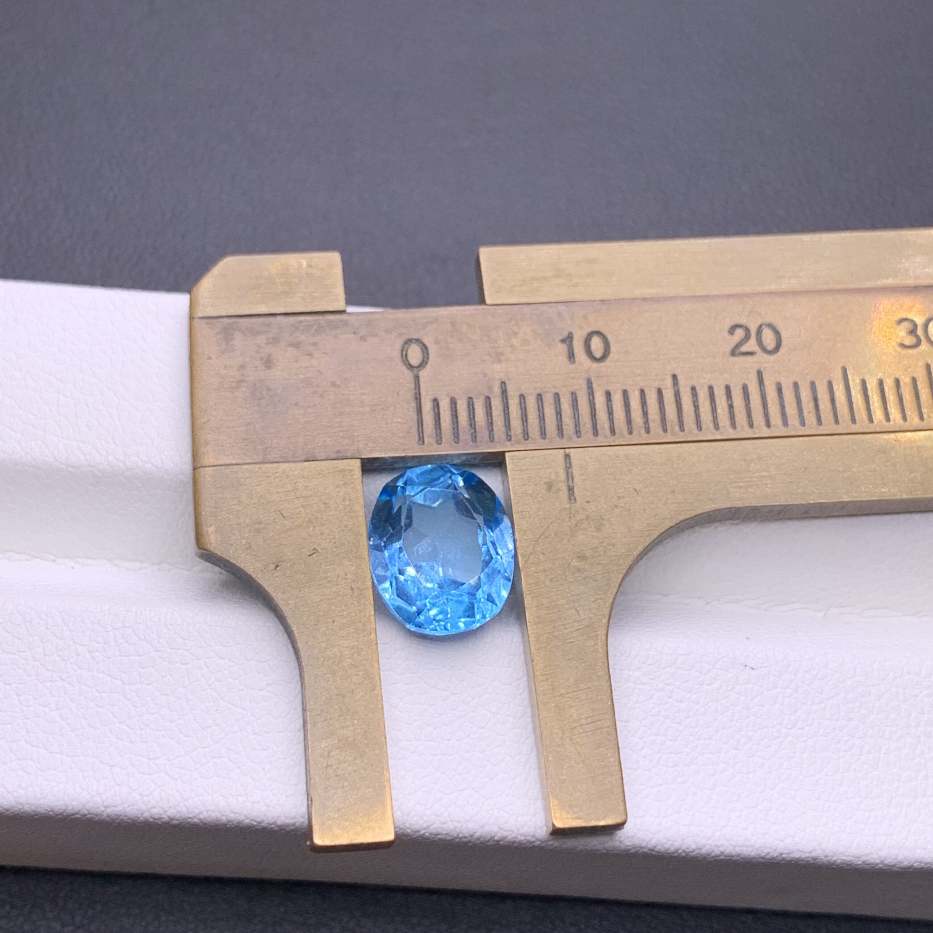 Natural high-quality Swiss blue topaz oval 8x10mm can be inlaid with 18k gold, silver rings, pendants, earrings, etc.