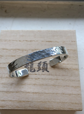 龙头复古不规则锤目纹手镯