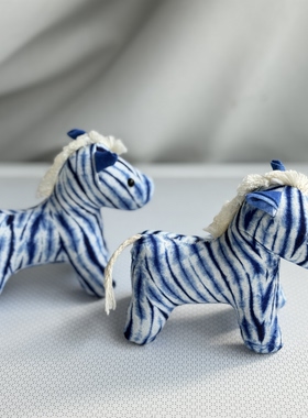 原创设计手工扎染布艺小马布娃娃礼物儿童可爱公仔玩偶小摆件玩具