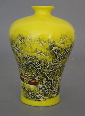 同治粉彩千山雪梅装饰展柜陶瓷器