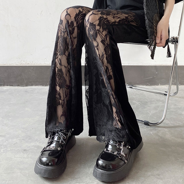 ເດັກຍິງຮ້ອນໃນກາງເກງ lace ໃນຫ້ອງຮຽນໃນຕອນກາງຄືນ