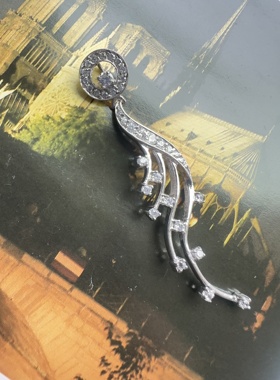 925银凤尾造型的镶钻吊坠，像展开的凤凰尾羽优雅灵动充满飘逸感