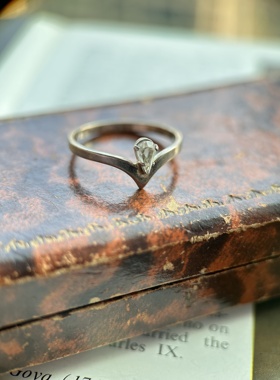 简单就是美的925纯银戒指，水滴形的宝石镶嵌更添精致，圈口20