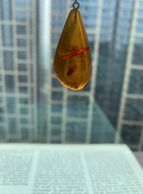 伦敦买回特别老的琥珀水滴耳环修饰脸型很赞尺寸3.6*1.7*0.6
