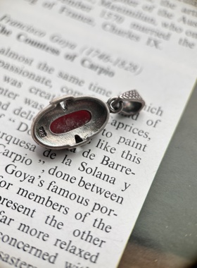 伦敦买回，纯银镶马克赛石天然红玛瑙吊坠，尺寸3*1.2cm重4.8克