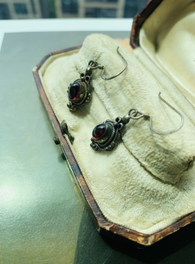 伦敦买回，925银镶石榴石耳坠，长3.5宽1.1cm