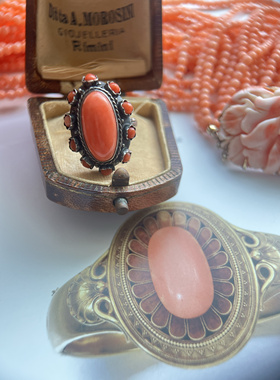 有一定年代的一枚古董海鲜戒指，戒面无暇戒臂有漂亮的雕花，圈15