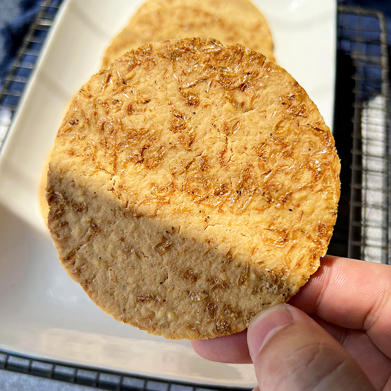 香脆虾皮芝麻饼薄片虾米正宗虾混饼干孕妇儿童营养健康网红小零食 - 图1