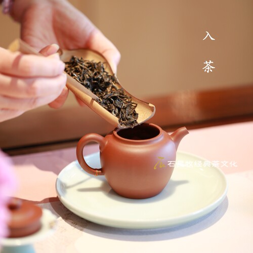 【古树生茶】2024玉韵雅月.生  月华洗练明玉珠 石昆牧老师定制茶 - 图1