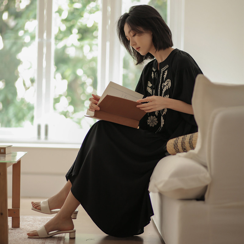 无谓韩式文艺2026夏季新款女装宽松五分袖立领气质刺绣连衣裙女