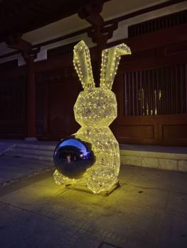 ສະແຕນເລດເປັນຮູ luminous sculpture rabbit