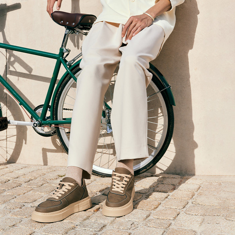  百丽男鞋休闲板鞋