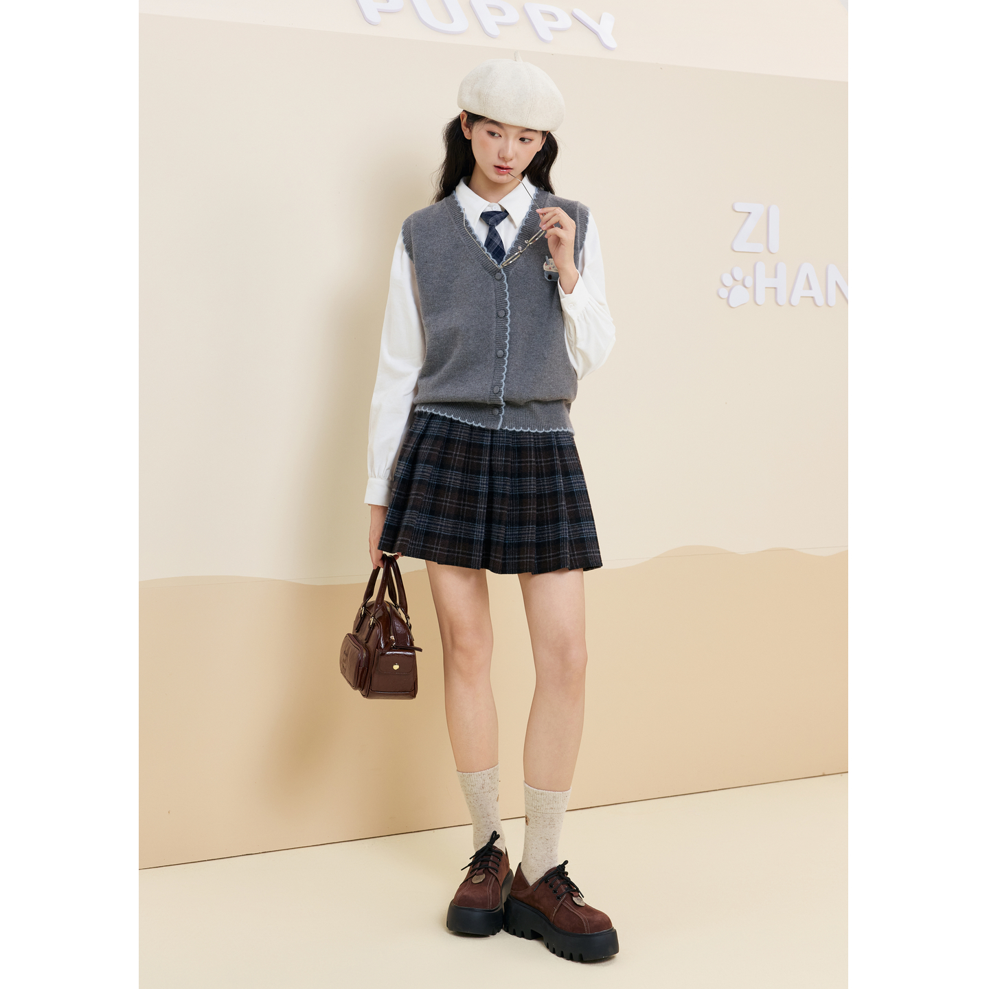 紫涵v领无袖针织马甲女2025年冬季新款撞色花边刺绣叠穿马夹背心 - 图2