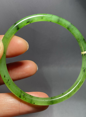 乌兰海碧玉叮当镯苹果绿颜色色明度好颜色鲜艳且浓而不深绿而不艳