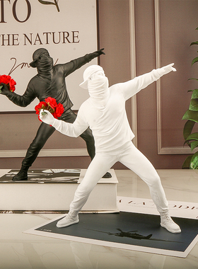 banksy班克斯扔花男人班克西雕塑