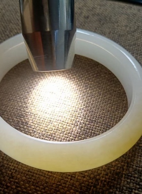 贵妃手镯羊脂玉糖白玉和田玉