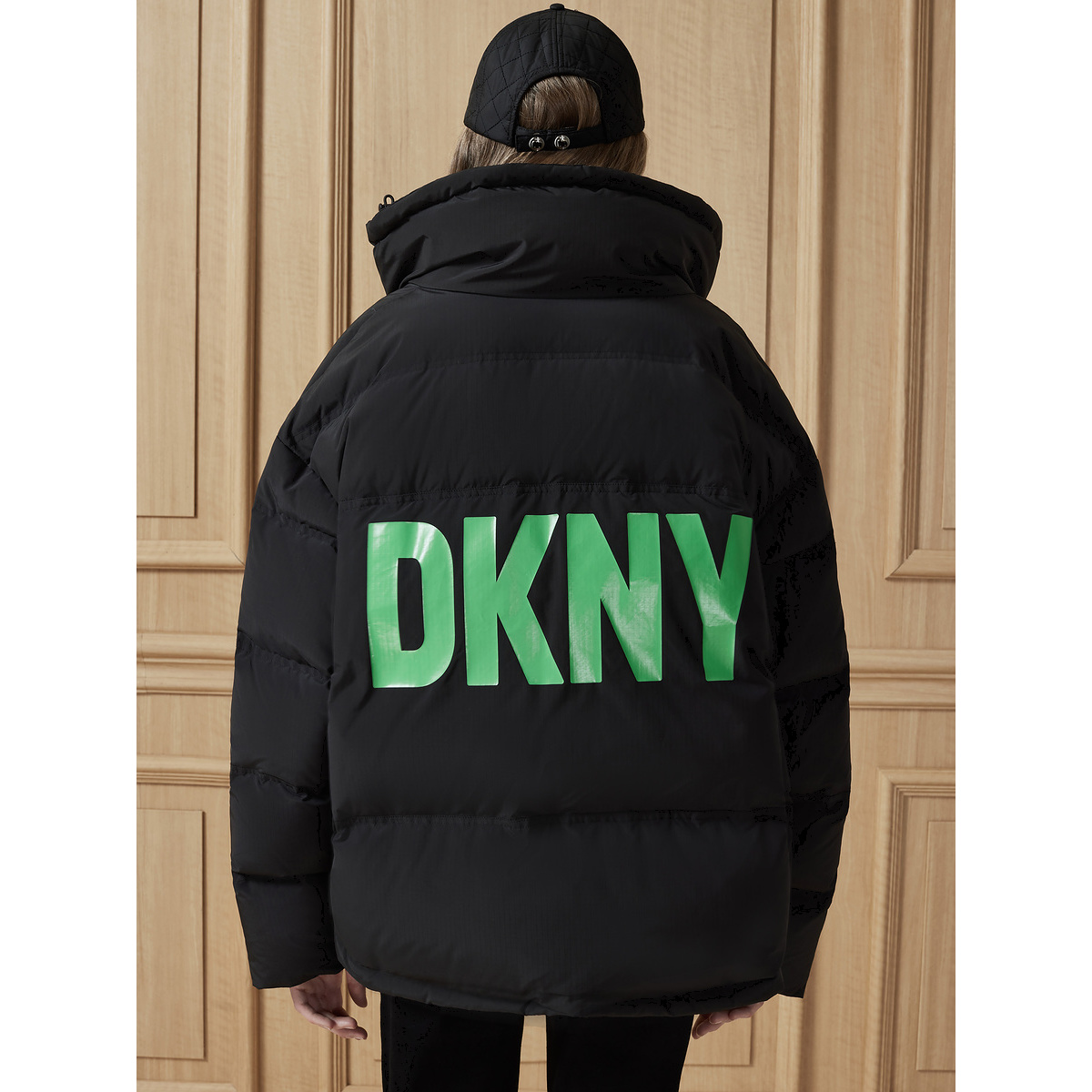 DKNY/唐可娜儿亮色荧光条时尚撞色印花白鸭绒黑色立领羽绒服女