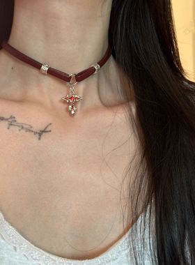 辣妹风酒红色皮革十字架choker项圈锁骨链显白项链2024新