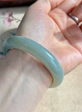 巨划算的且末蓝料青白玉精品手镯