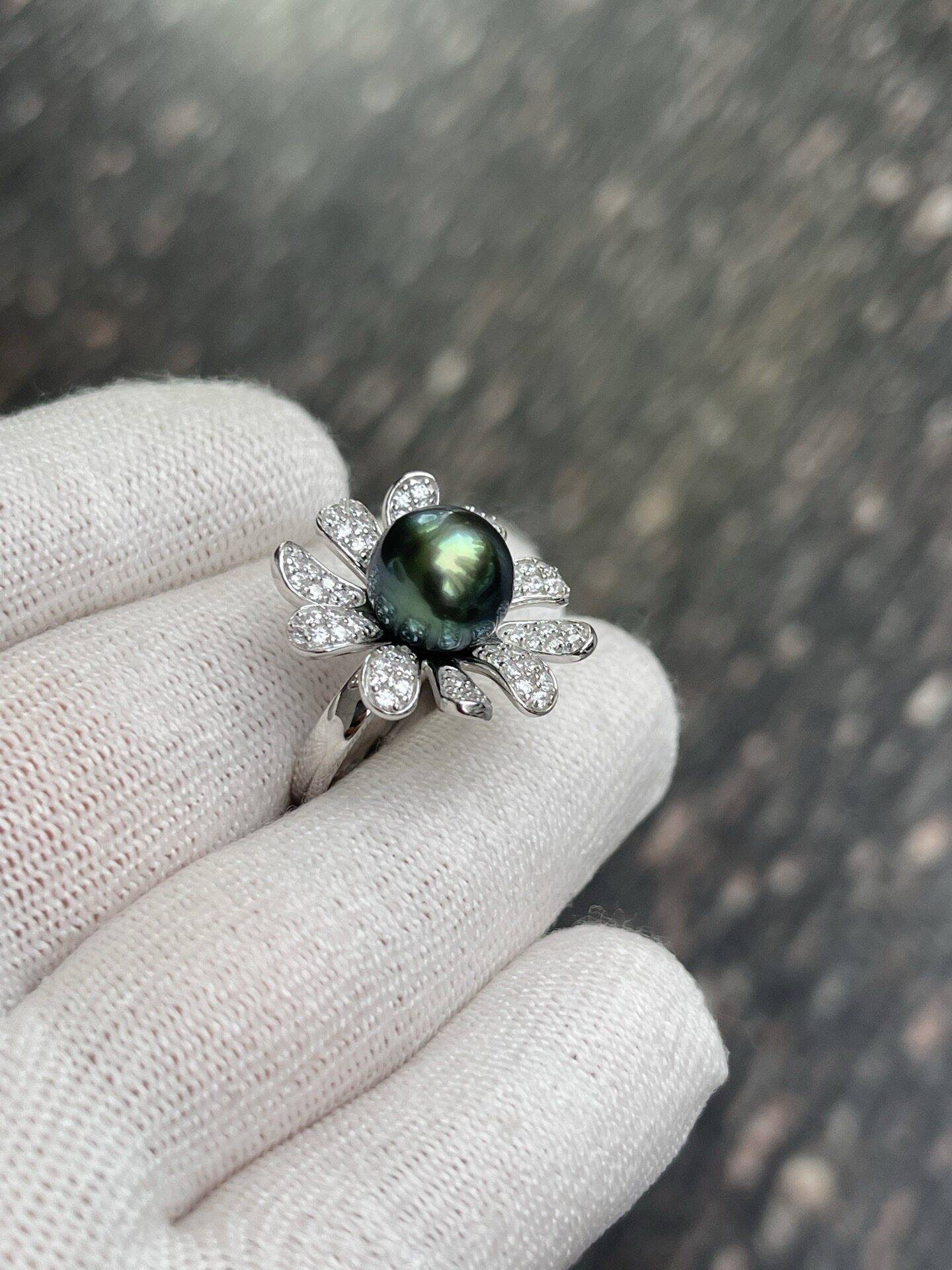 Gold Heart 10.98mm Malachite Green Tahitian Pearl Ring Sunflower Design Shot by Seiko S925 Natural Light