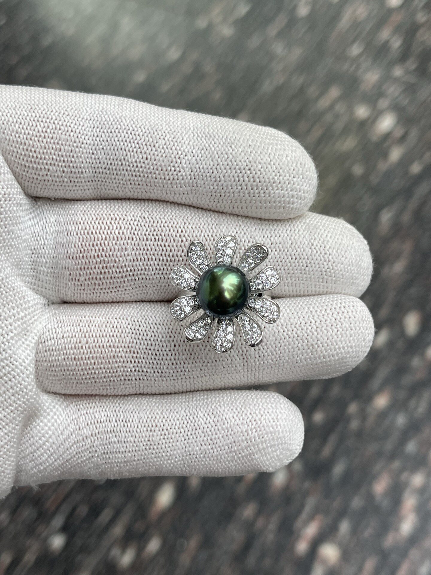 Gold Heart 10.98mm Malachite Green Tahitian Pearl Ring Sunflower Design Shot by Seiko S925 Natural Light