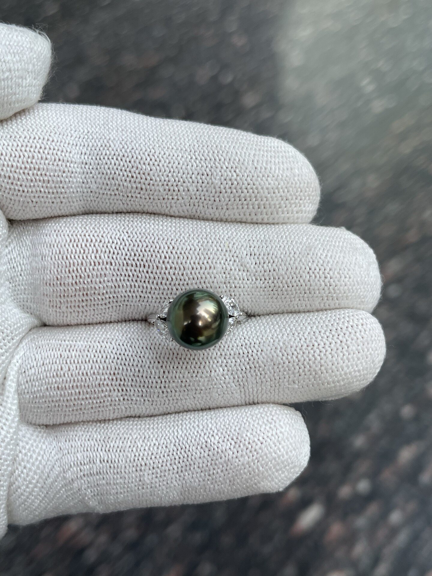 Gold heart 11.21mm Tahitian malachite green ring Seiko S925 cultivated diamond, shot in natural light
