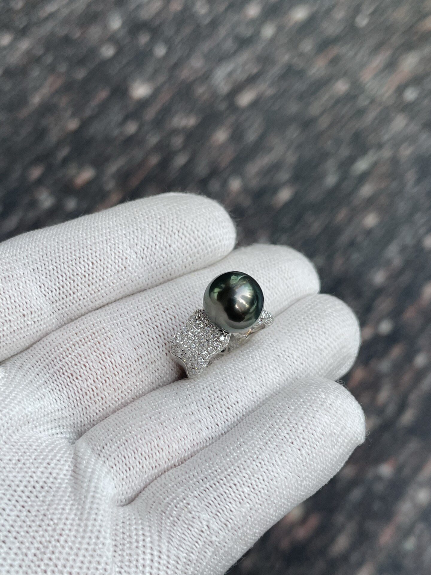 11.59mm Tahitian malachite green ring set with super-heavy S925 cultivated diamonds, shot in natural light
