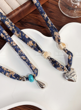 深蓝色碎花丝巾爱心水滴项链