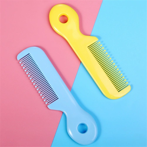 Новорожденные дети и маленькие дети моют расческу для волос.