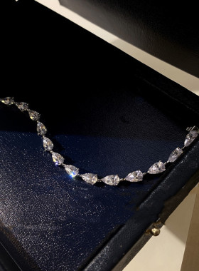 D色莫桑石群镶水滴手链