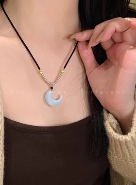仙气冰透树脂月亮吊坠项链