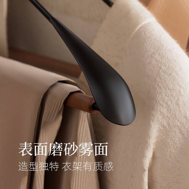 High-end solid wood iron art wide-shouldered large clothes hanger with support light luxury high-end wardrobe special clothes hanger for wedding suit shooting
