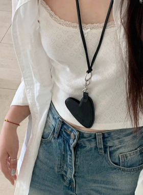可爱皮质爱心长款挂脖项链女夏季高级感毛衣链配饰零钱包卡套装饰