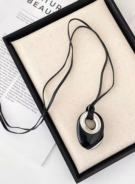 轻奢黑色圆形吊坠皮绳长款项链女小众设计高级感2025年新款毛衣链