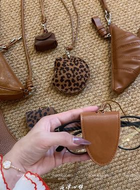 棕色系列~可爱kt猫豹纹皮质磁吸眼镜夹零钱耳机包长款挂脖配饰女