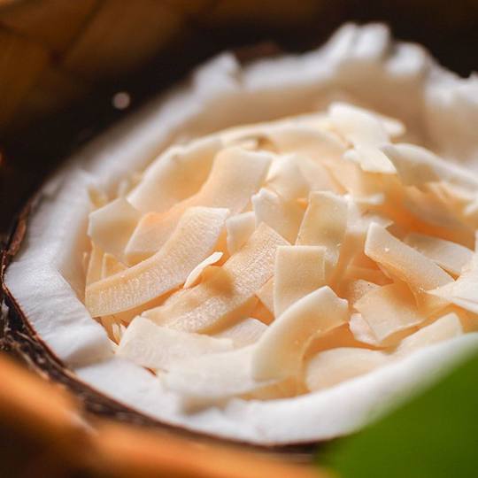 Patatas fritas de hojuelas de coco especiales de Hainan Hojuelas de coco asadas originales listas para comer Carne de coco Trozos crujientes de coco Bocadillos finos y crujientes de coco seco