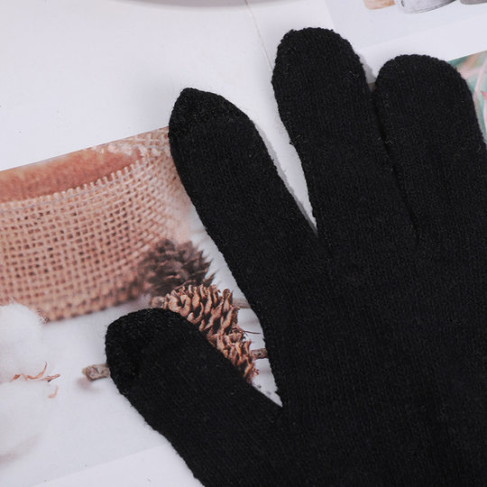 1 pair of black adult knitted gloves