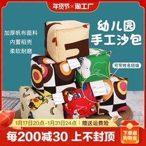 Special sports class for sandbag elementary school students with rope throwing kindergarten children lose big sandbag training session with big children