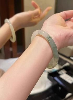 爆款新疆平替天山翠仿玉手镯子冰糯种冰翠浅绿半山水飘花色高级感