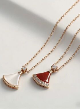 高版小裙子项链精致镀18k玫瑰金轻奢锁骨链白贝母扇形吊坠黑玛瑙